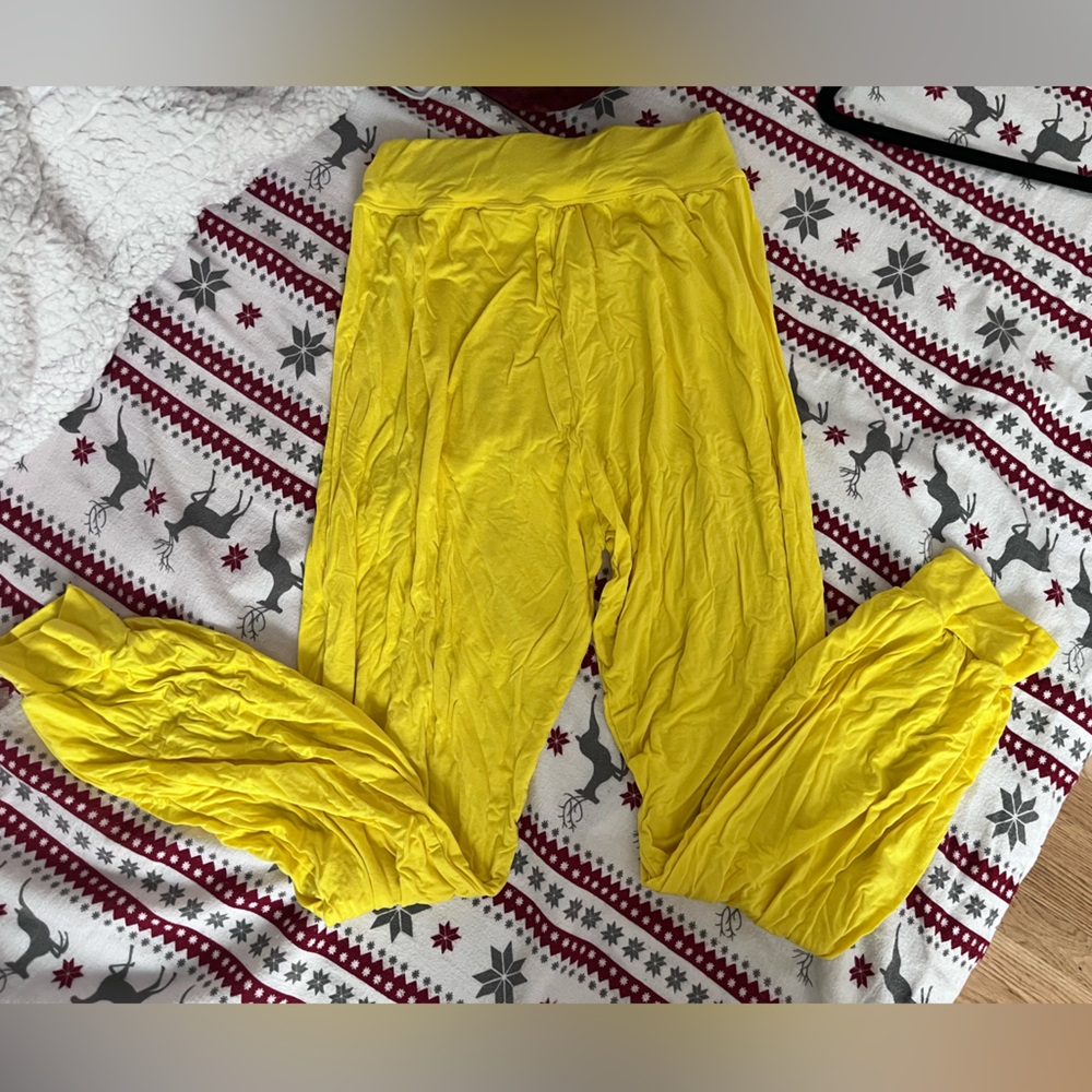 Amazon yoga pants in bright yellow.